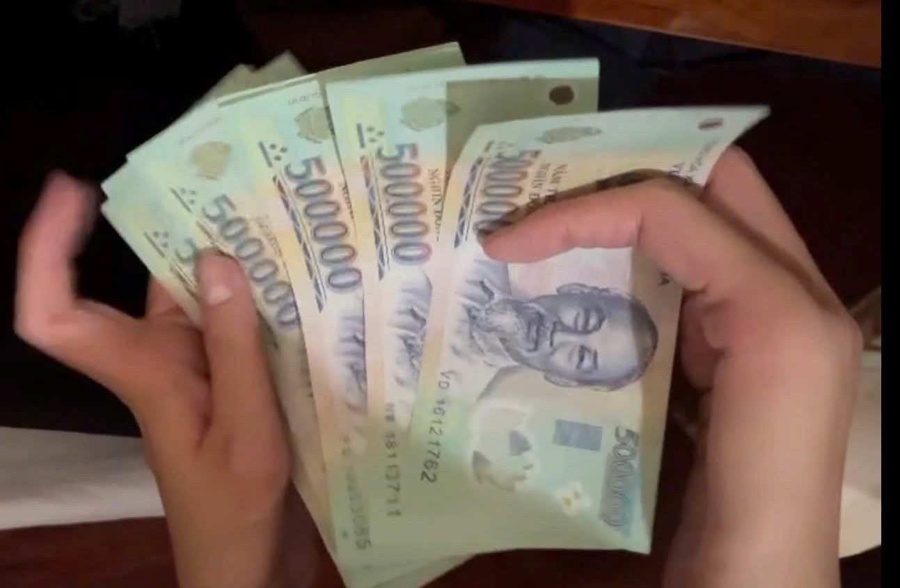 Sợ bị 10 năm tù giam, cô gái trẻ mất tiền tỷ