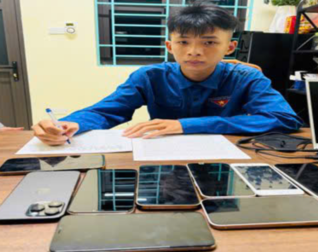 Dỡ mái ngói trong đêm, “ăn” 9 chiếc điện thoại di động