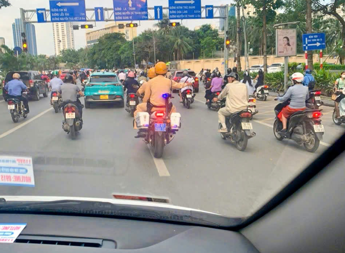CSGT dùng mô tô chuyên dụng mở đường đưa cháu bé đi cấp cứu