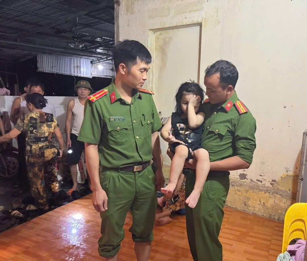 Công an xã tìm thấy cháu bé đi lạc giữa cánh đồng trong đêm
