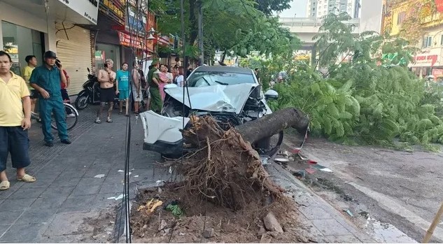 Một nữ nạn nhân trong vụ bị 'xe điên' húc trên phố Trần Đại Nghĩa đã tử vong