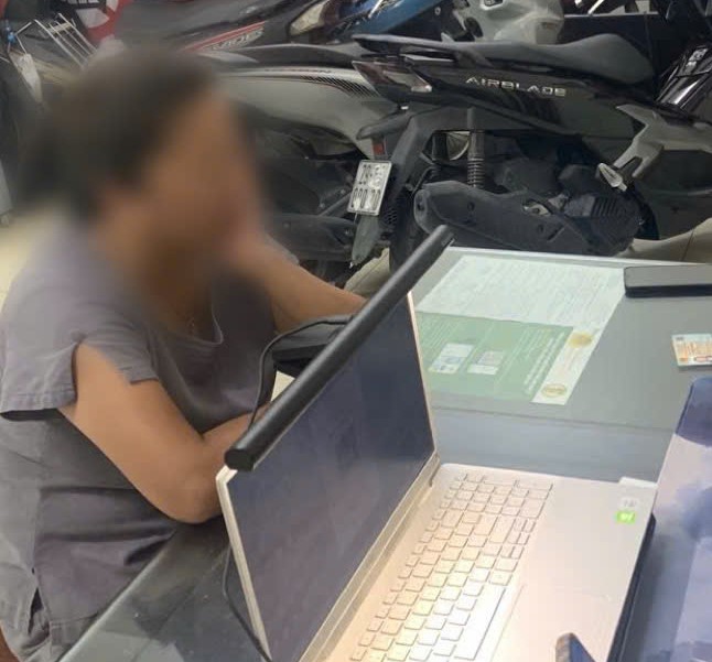 Xử phạt người phụ nữ trông giữ phương tiện trái phép tại khu vực Nhà tang lễ Thành phố