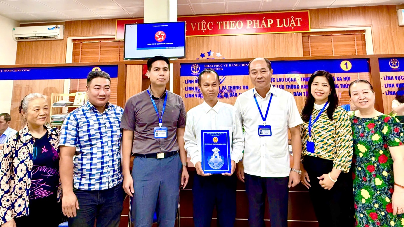 Trường hợp đầu tiên nhận Giấy phép xây dựng công trình nhà ở riêng lẻ ở phường Định Công