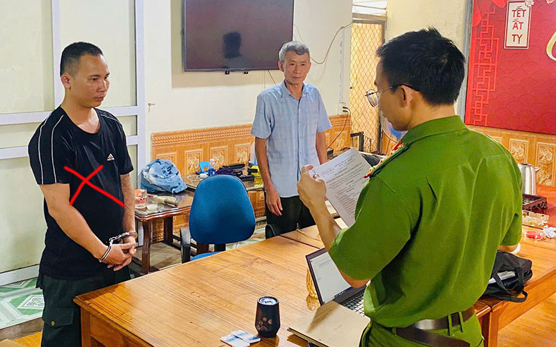 Truy 'nóng' kẻ tự xưng Công an, chặn cướp tiền tại khu đất trống