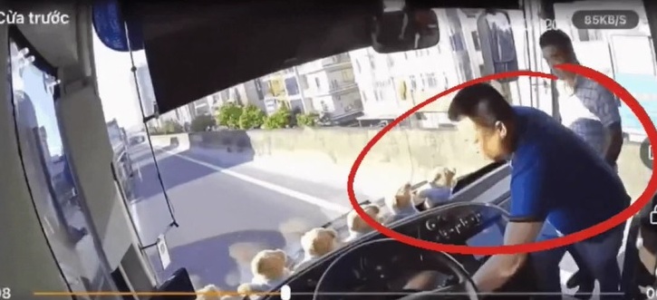 Cơ quan Công an vào cuộc vụ ‘Tài xế xe con rút chìa xe khách trên đường vành đai 3’