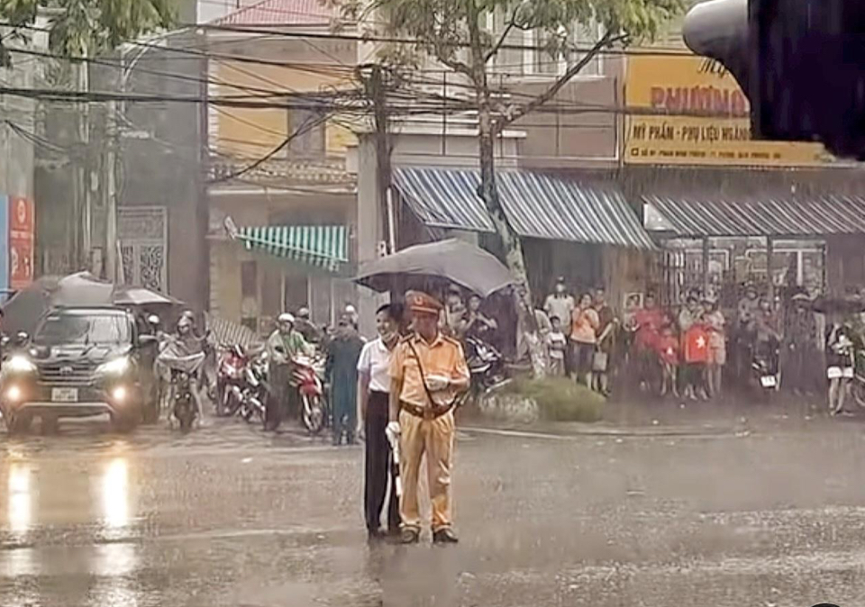 Ấm áp sắc áo vàng trong cơn mưa trắng trời Hà Nội