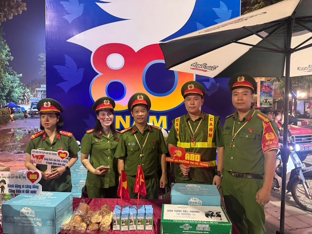 Thắm 'nghĩa đồng bào, tình đồng đội' trong những ngày sắc đỏ A80