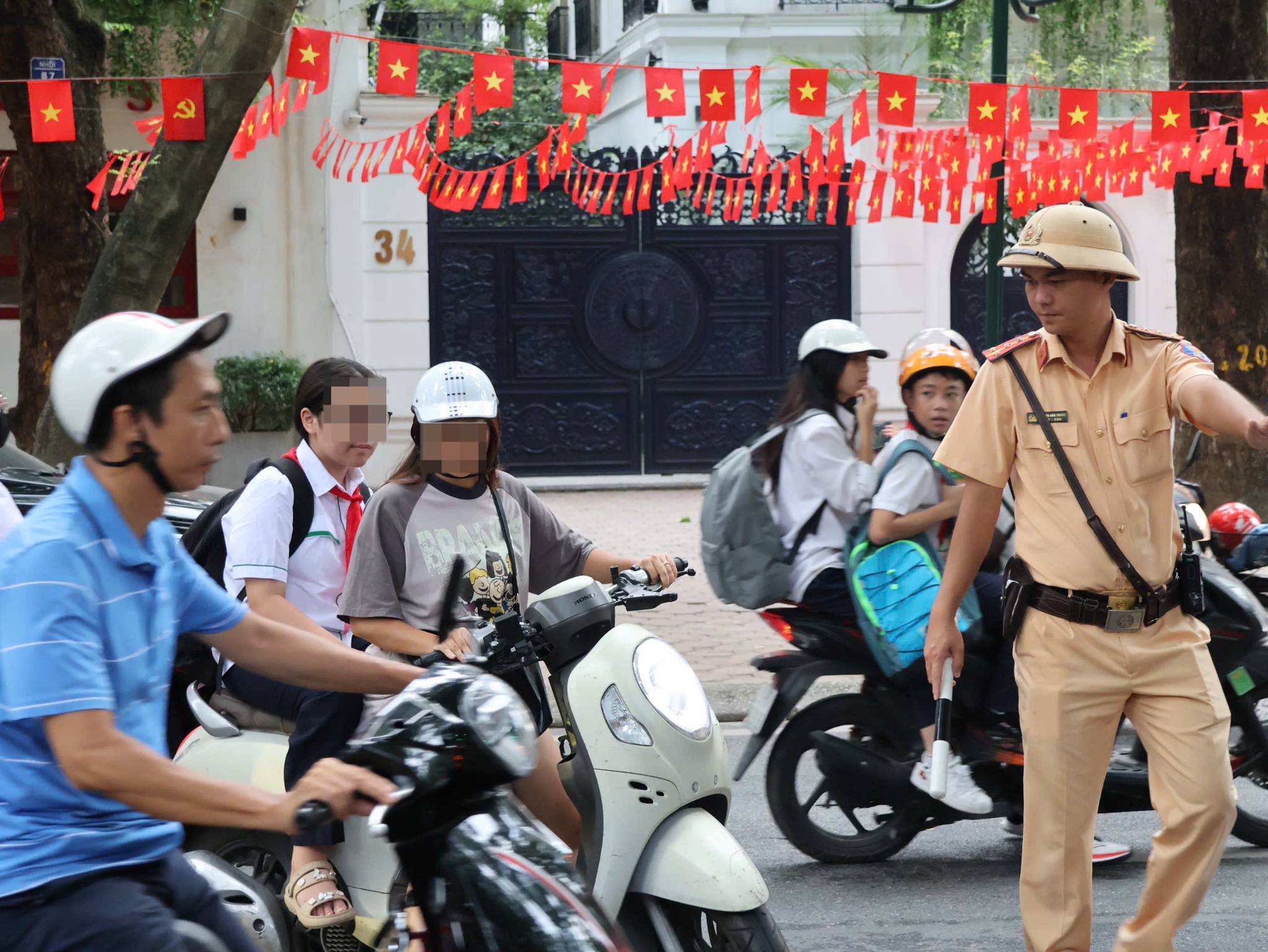 Quyết liệt triển khai cao điểm tuyên truyền, xử lý vi phạm về trật tự giao thông liên quan đến học sinh