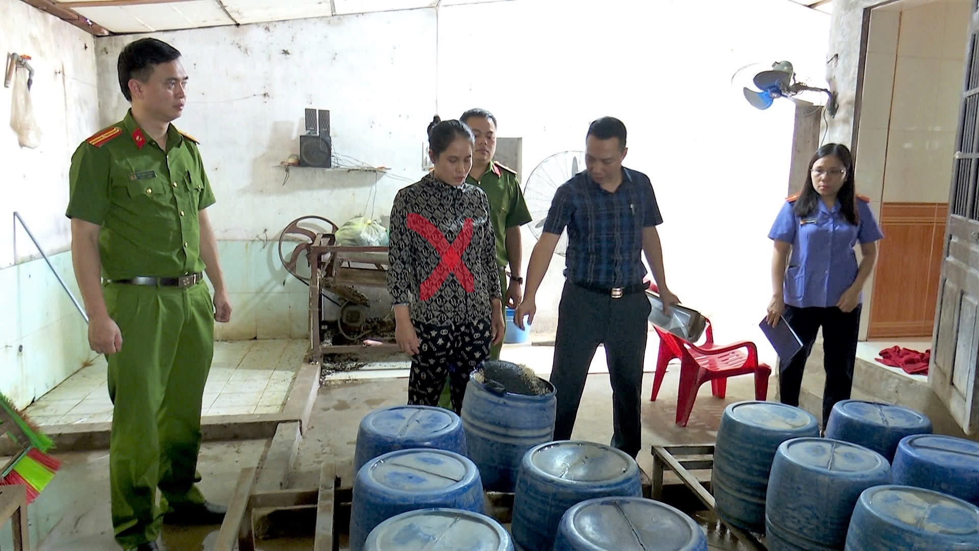 Dùng 'nước kẹo' để 'làm đẹp' 1,4 tấn giá đỗ