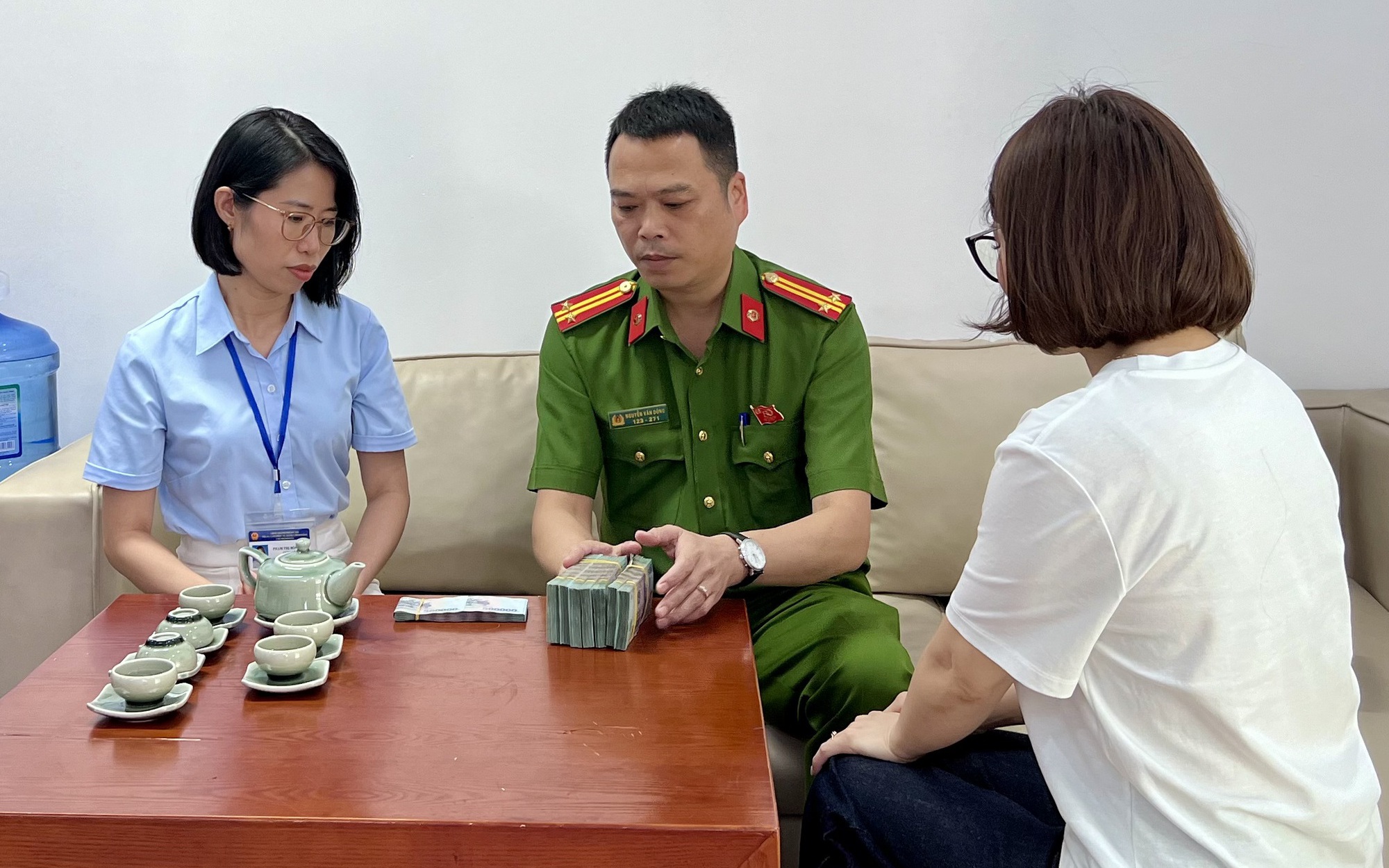 Công an phường Việt Hưng phối hợp xác minh, trả lại gần 400 triệu đồng cho công dân