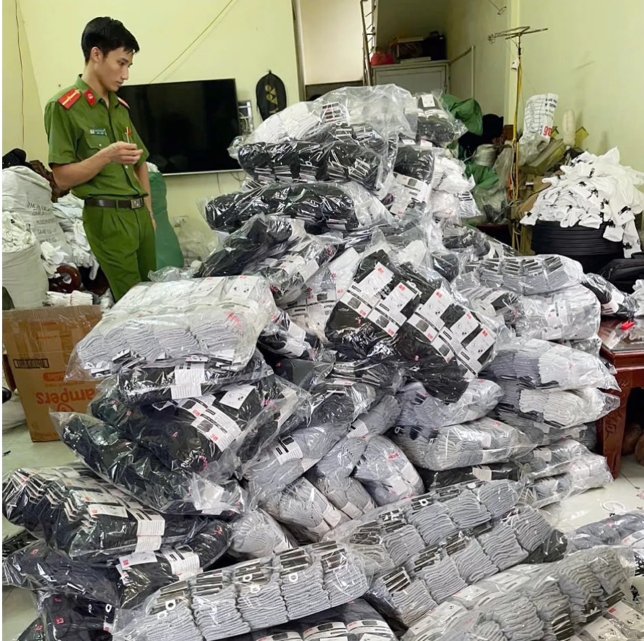 Giật mình những đôi tất ‘hàng hiệu’ được sản xuất tại nhà xưởng tạm bợ