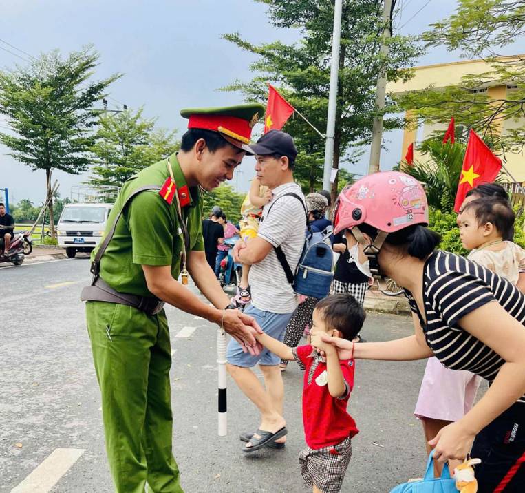 Hà Nội: Sinh động, thiết thực các biện pháp tuyên truyền pháp luật giao thông ở cấp cơ sở