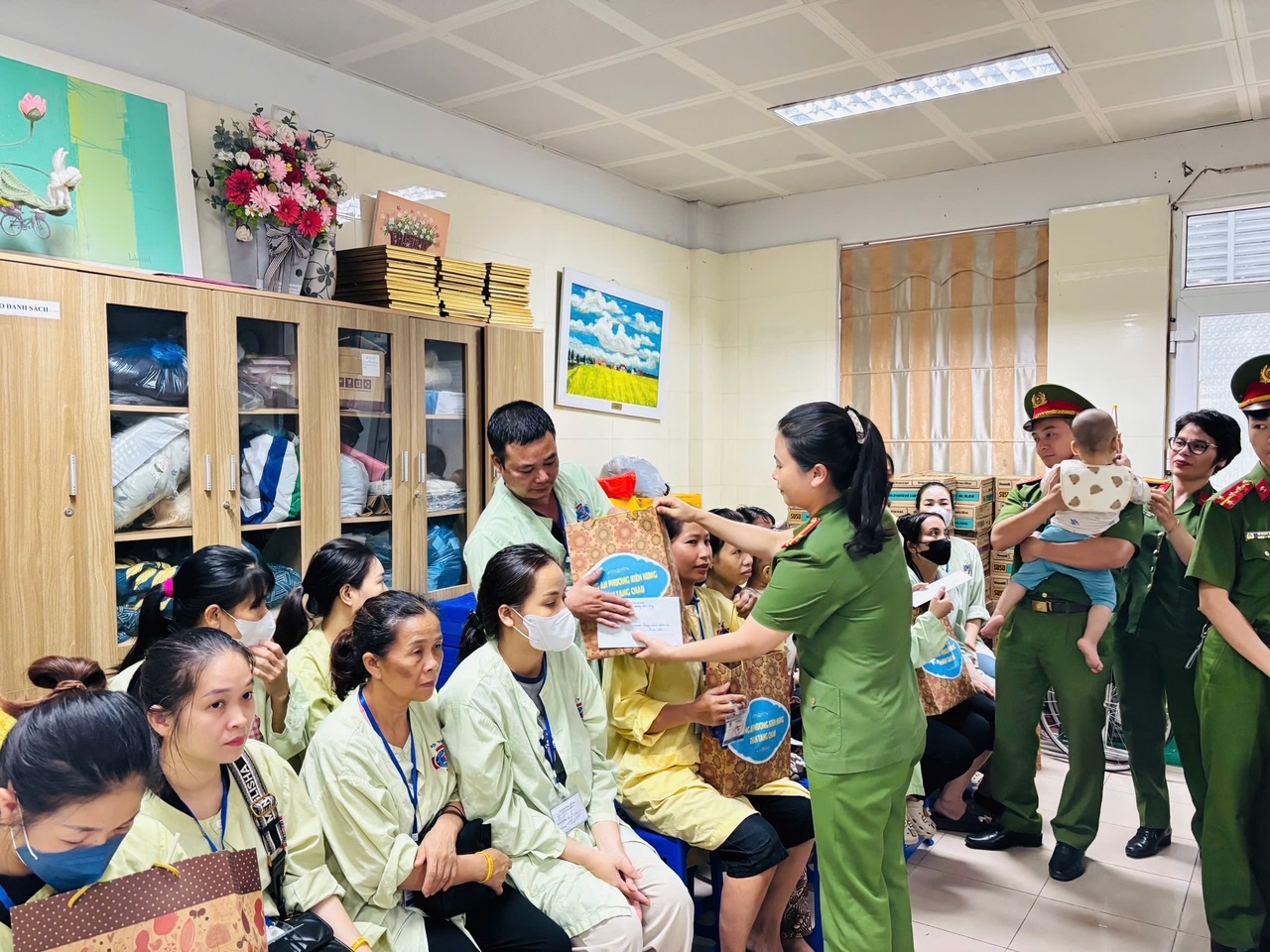 Hoạt động nghĩa tình của Công an phường Kiến Hưng