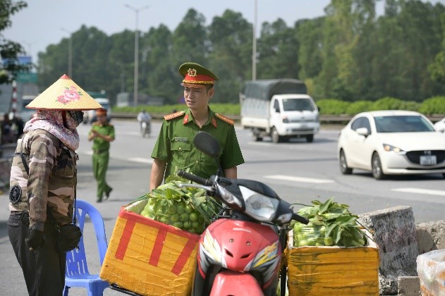 Cần kiên quyết xử lý tình trạng buôn bán gây mất trật tự an toàn giao thông tại cầu Thanh Trì