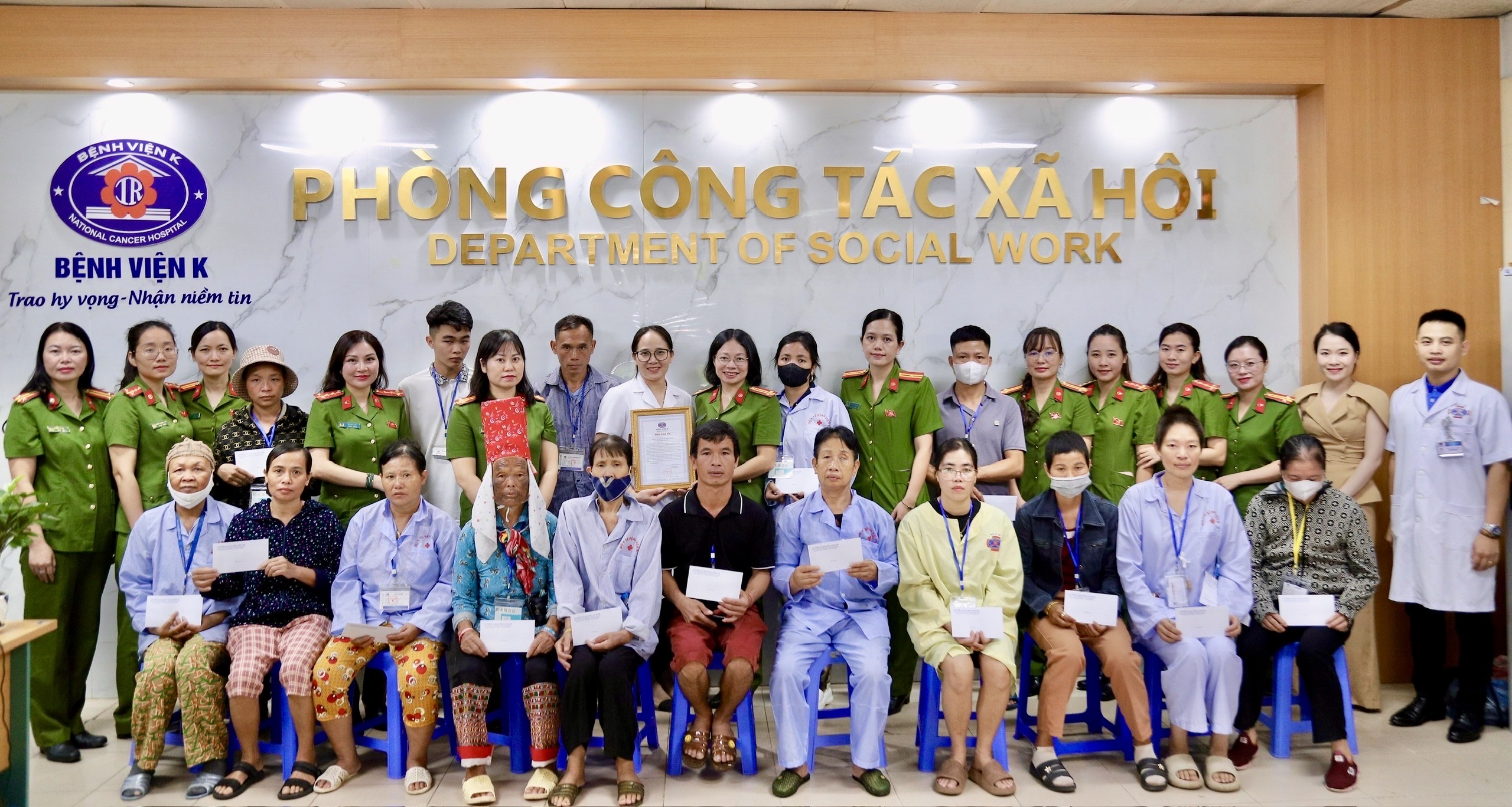Nữ cán bộ Văn phòng Cơ quan Cảnh sát điều tra lan tỏa yêu thương tại Bệnh viện K