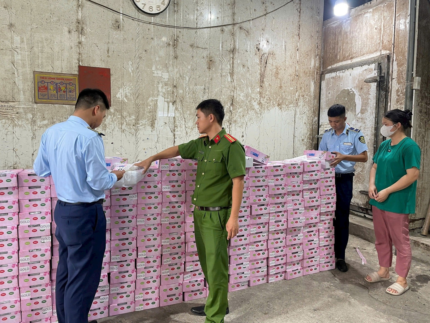 ‘Chặn’ nhiều vi phạm trong lĩnh vực an toàn thực phẩm, đồ chơi bạo lực