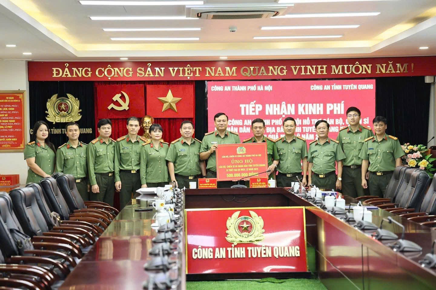 Công an Hà Nội trao quà ủng hộ nhân dân và cán bộ, chiến sĩ Công an các tỉnh Thái Nguyên, Tuyên Quang, Lào Cai