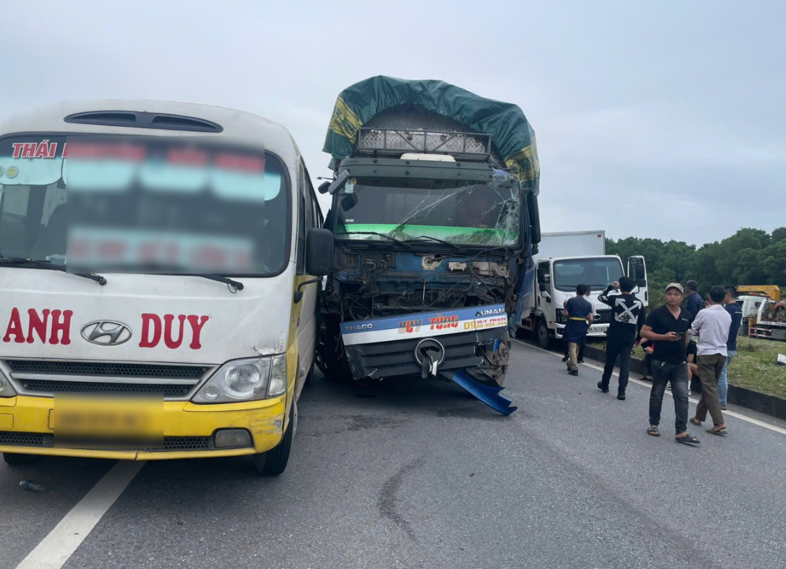 Xe tải va 5 ô tô trên cao tốc Hà Nội - Thái Nguyên