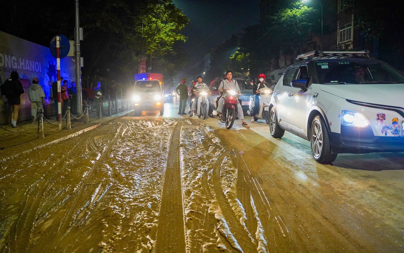 Lộ diện 'thủ phạm' làm rơi vãi bùn đất giữa đêm tối trên phố Tôn Đức Thắng