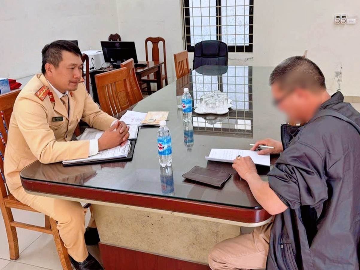 Phạt nghiêm tài xế xe khách cố tình không nhường đường đoàn xe ưu tiên