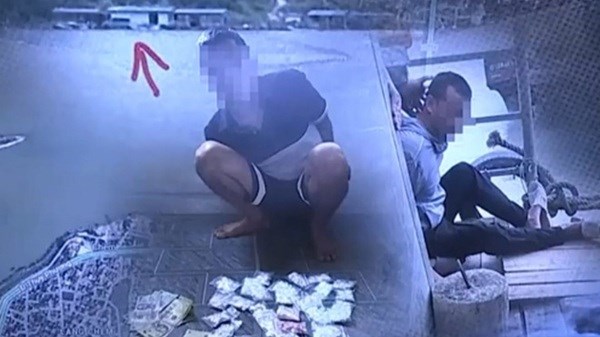 Bí ẩn đằng sau những bè cá trên sông và chuyến ca nô lúc nửa đêm
