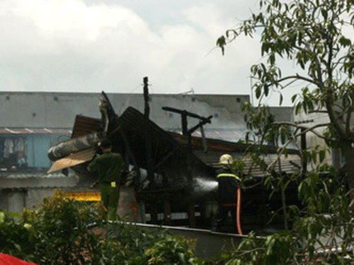 2 bé suýt chết cháy vì mẹ khoá cửa nhốt trong nhà