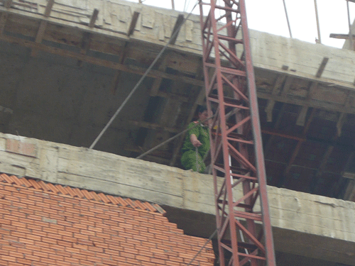 Rơi từ tầng 6 vì đứt cáp 3 người chết, 2 người nguy kịch