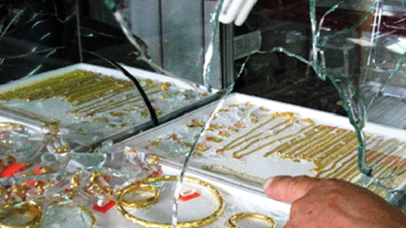 Bịt mặt dùng dao đe doạ, đập tủ kính cướp hàng chục cây vàng ảnh 1 Bịt mặt dùng dao đe doạ, đập tủ kính cướp hàng chục cây vàng ảnh 1