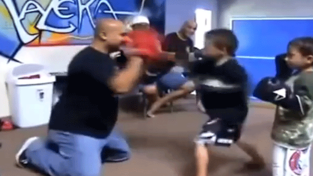 Cú ra đòn chuẩn xác, uy lực của những cậu bé "siêu võ thuật"