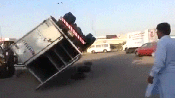 "Mẹo" độc cứu hộ xe tải bị lật ngửa trong 2 phút