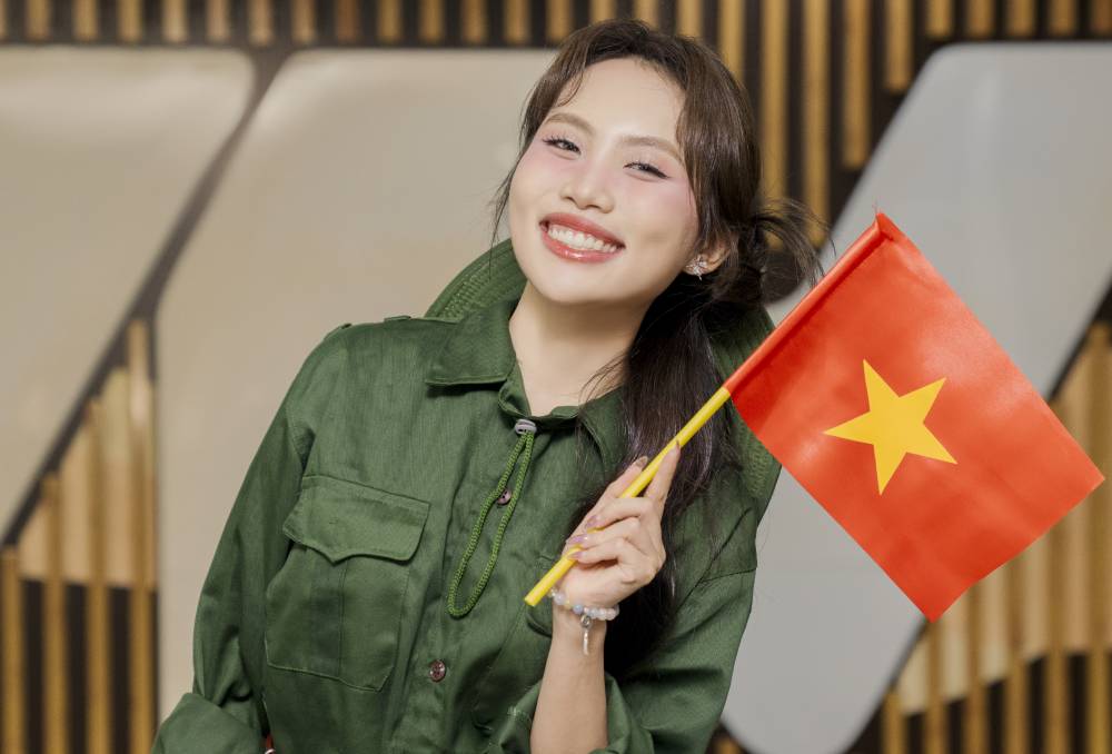 Phương Mỹ Chi xúc động trước thềm biểu diễn trong đại lễ của đất nước