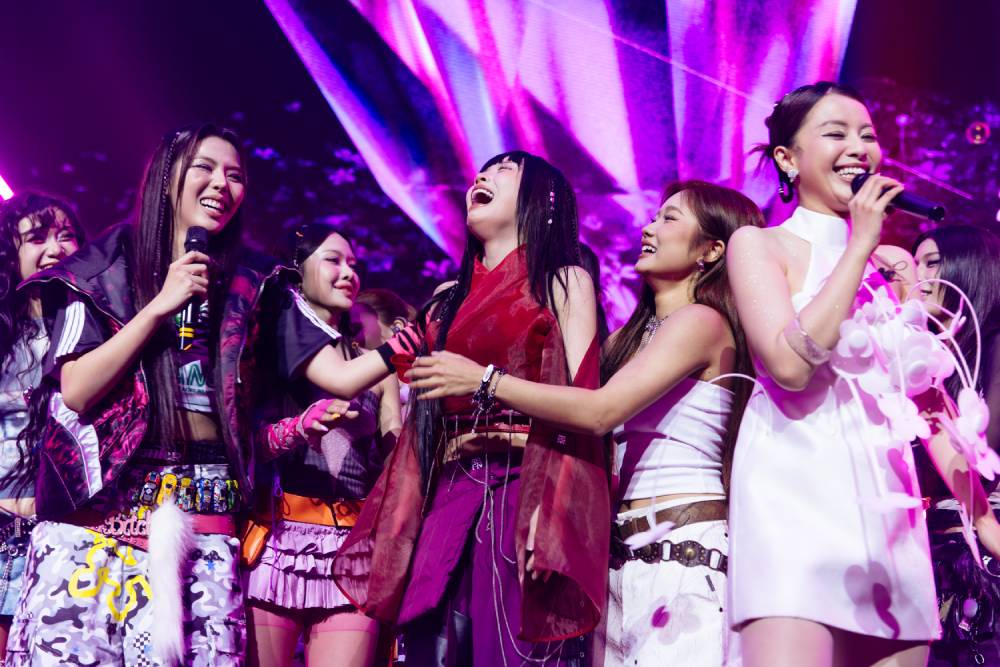 Han Sara bùng nổ sân khấu mini concert đầu tay "Unfrozen" cùng dàn em xinh