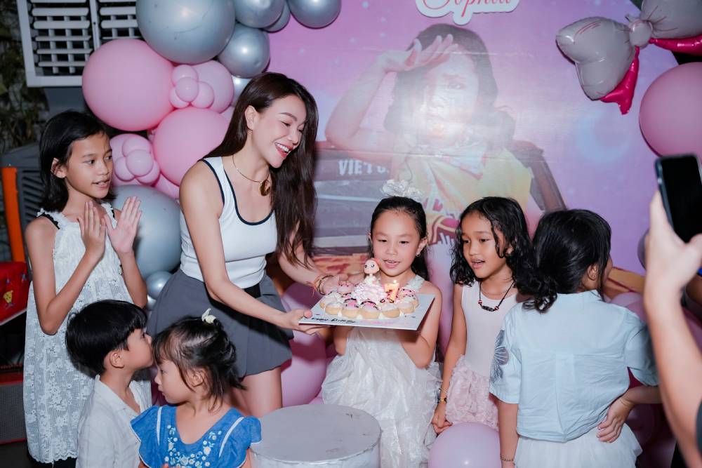 Trà Ngọc Hằng cùng công chúa nhỏ đón sinh nhật ấm áp