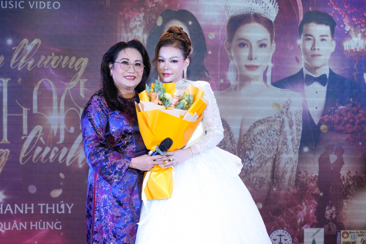 Hoa hậu Thanh Thuý ra MV "Còn thương sắc hoa chung tình"