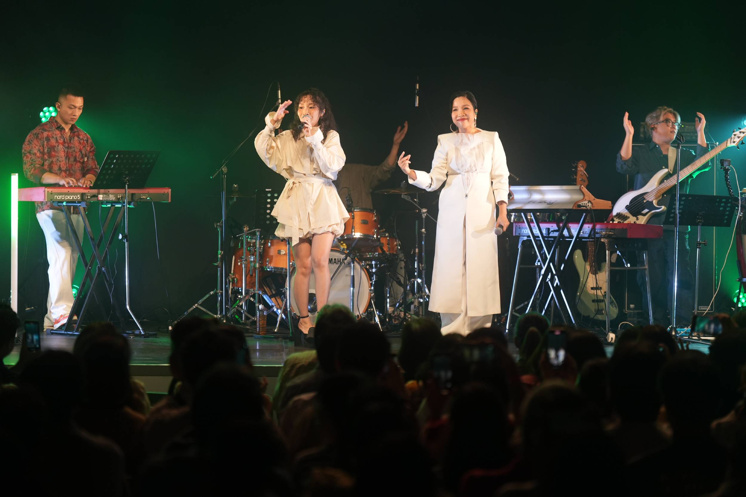 Mỹ Linh cùng gia đình mở màn tour châu Á tại Nhật Bản thành công rực rỡ