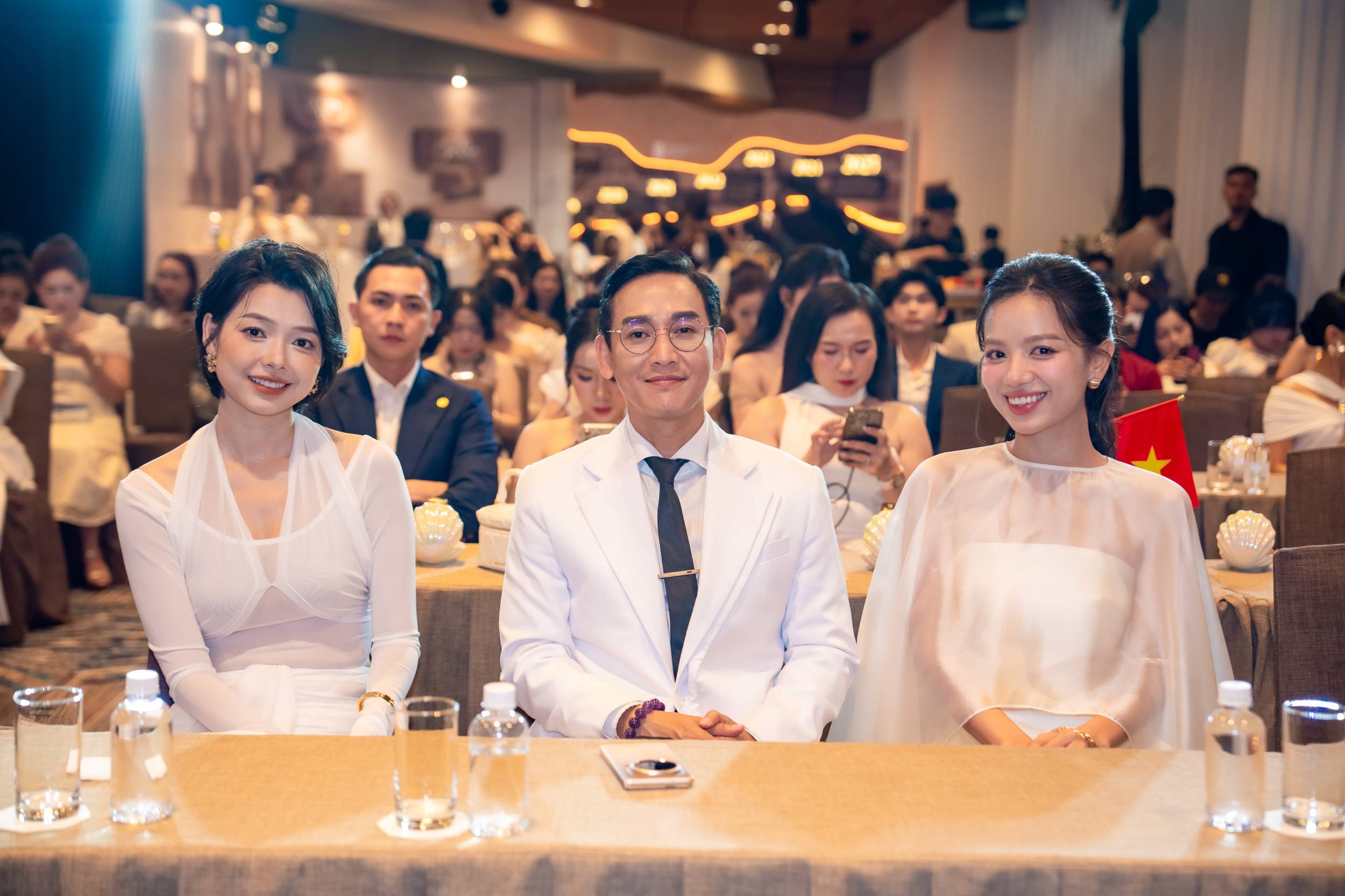 Hứa Vĩ Văn hội ngộ Lê Hạ Anh sau “cơn sốt” của “Mưa đỏ”