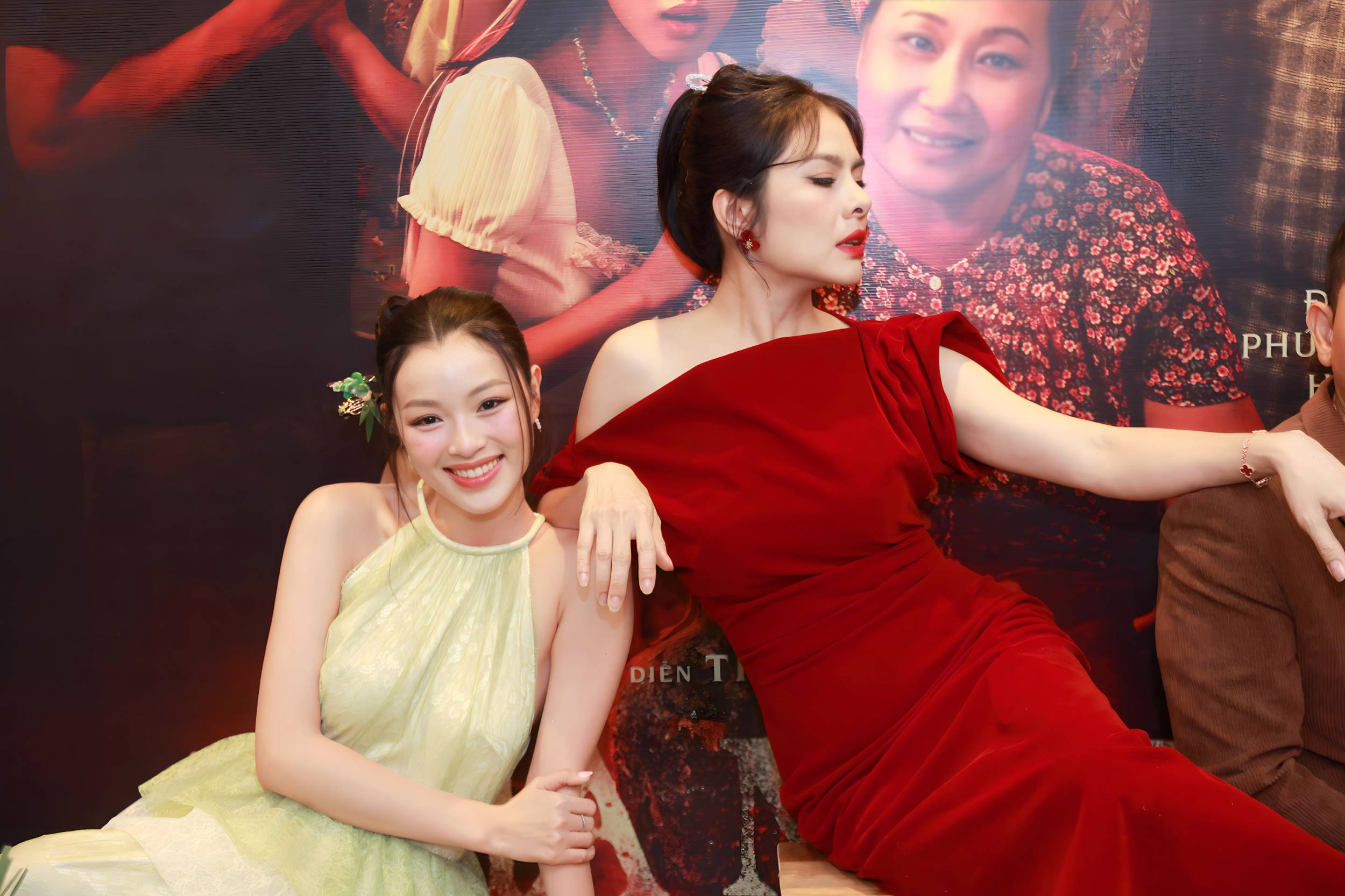 Vân Trang, Lan Thy mỗi người một vẻ đọ dáng trên thảm đỏ ra mắt "Nhà ma xó"