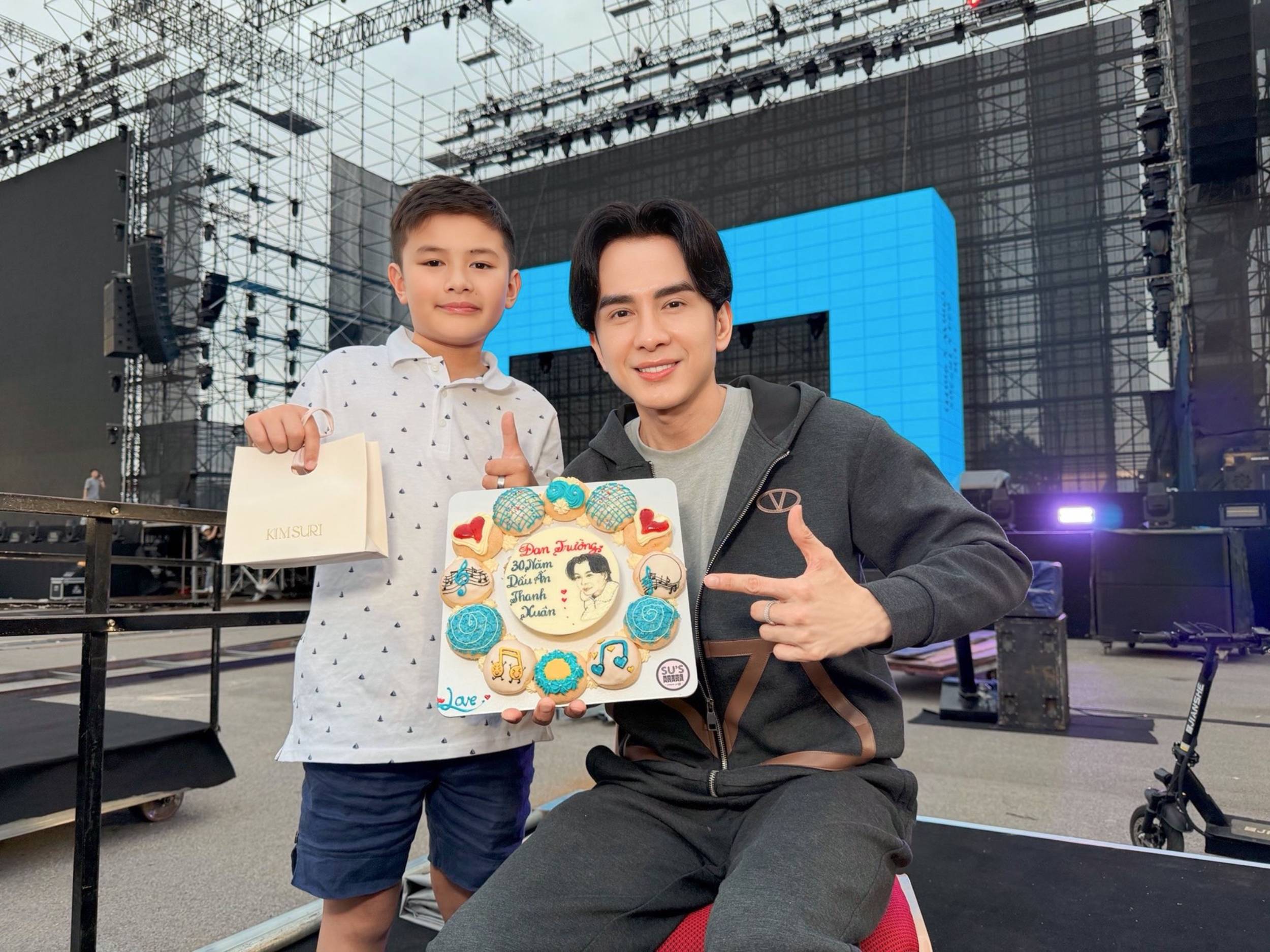 Đan Trường cùng con trai và dàn nghệ sĩ ráo riết tập luyện trước giờ G