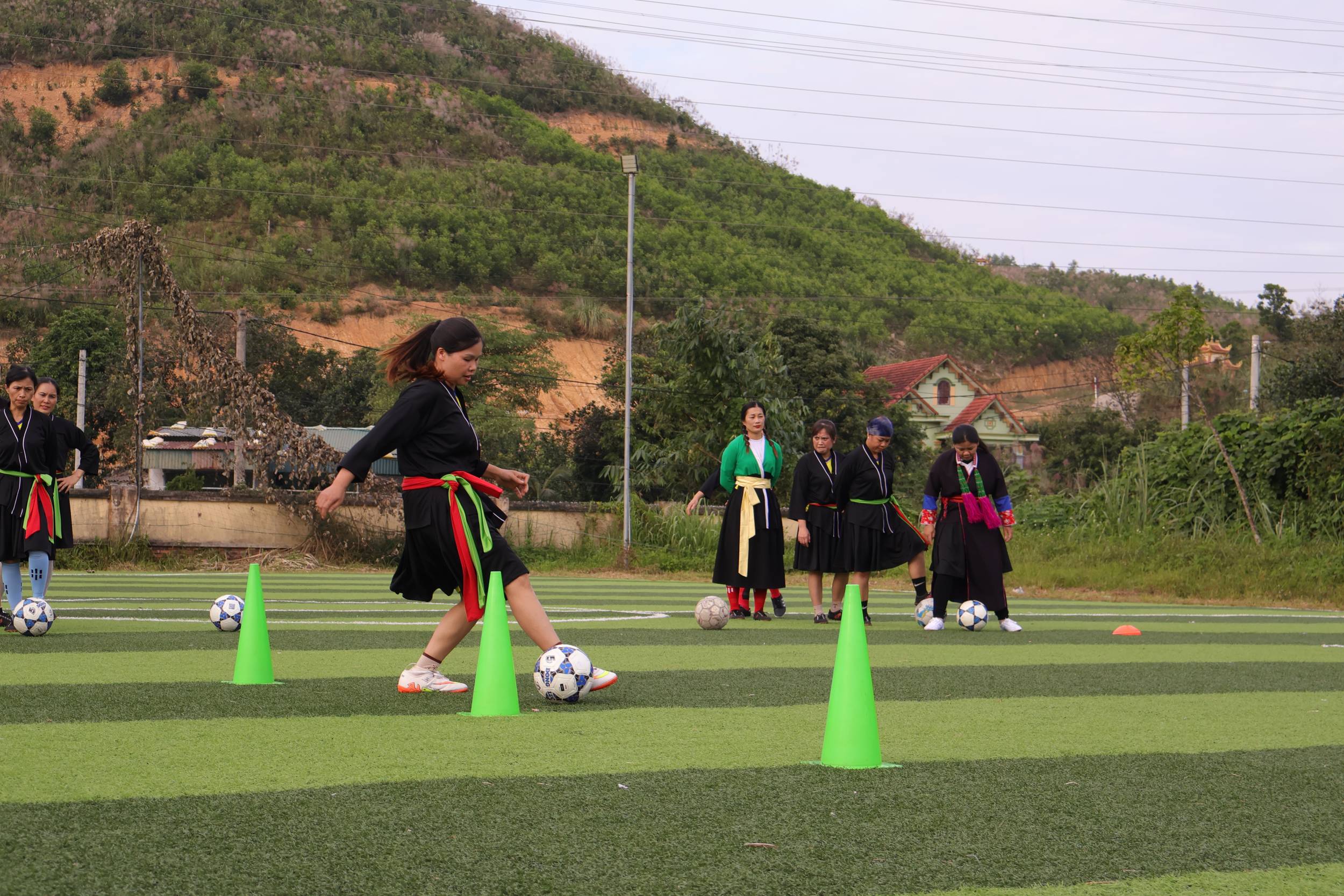 Giải bóng đá nữ dân tộc thiểu số Cup VTV5: Khi phụ nữ vùng cao bước ra sân cỏ trong sắc phục dân tộc