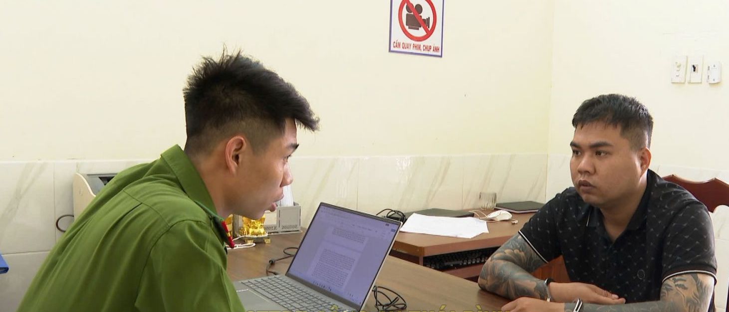 Gã thanh niên khống chế, cướp điện thoại của người đi đường