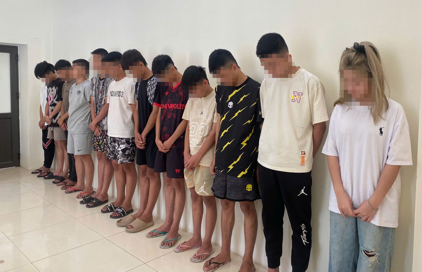 Thấy hai bạn gái bị trêu ghẹo, nhóm thiếu niên dùng hung khí đánh người
