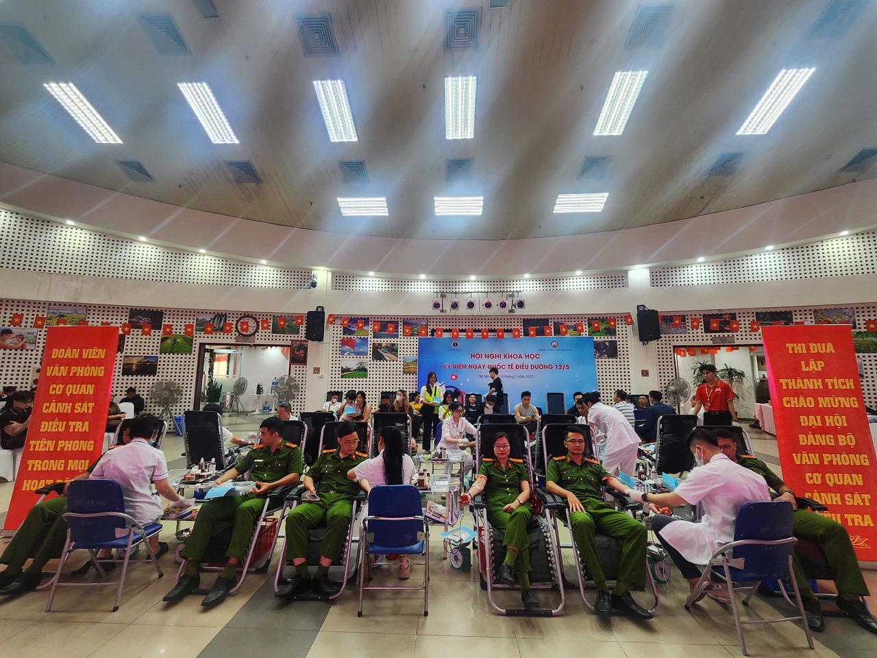 Hơn 40 cán bộ đoàn viên Văn phòng Cơ quan Cảnh sát điều tra Công an thành phố Hà Nội tham gia hiến máu tình nguyện