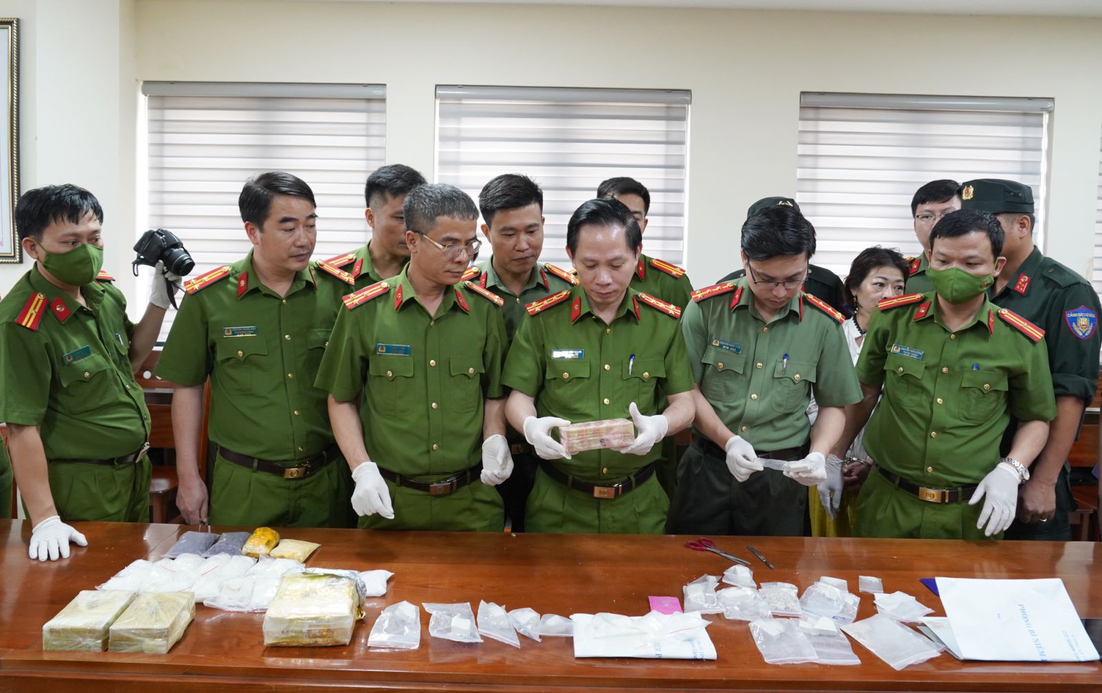 Bóc gỡ đường dây mua bán ma túy, trang bị "hàng nóng" sẵn sàng chống trả lực lượng Công an