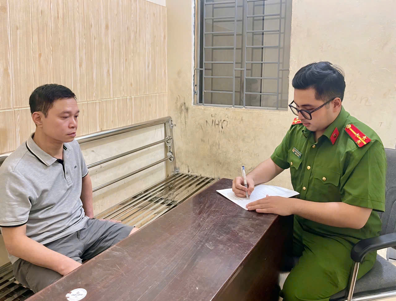 Công an phường Láng bắt giữ đối tượng truy nã về tội lừa đảo chiếm đoạt tài sản