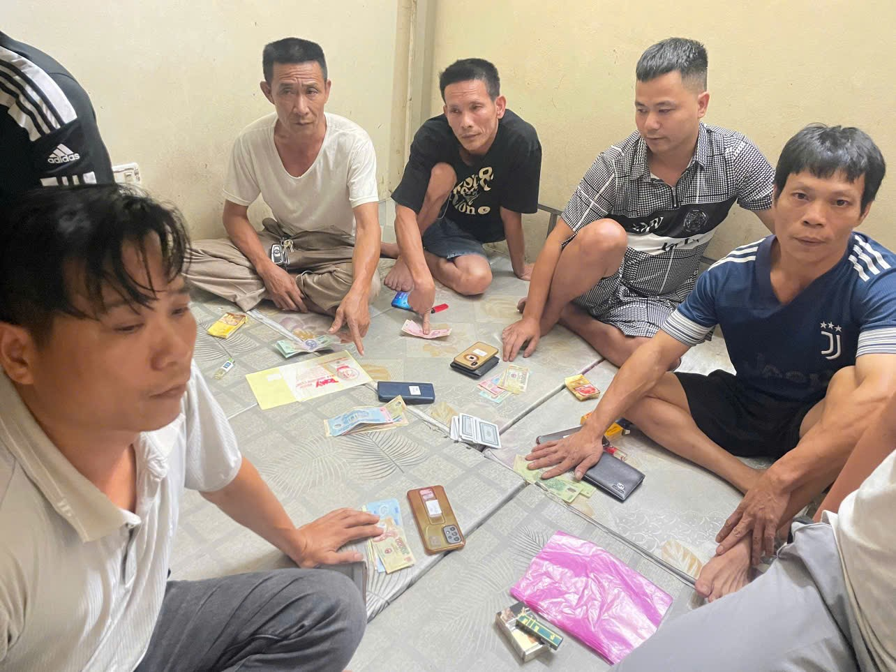 Bắt tại trận 5 đối tượng đánh bạc dưới hình thức chơi 'lốc'