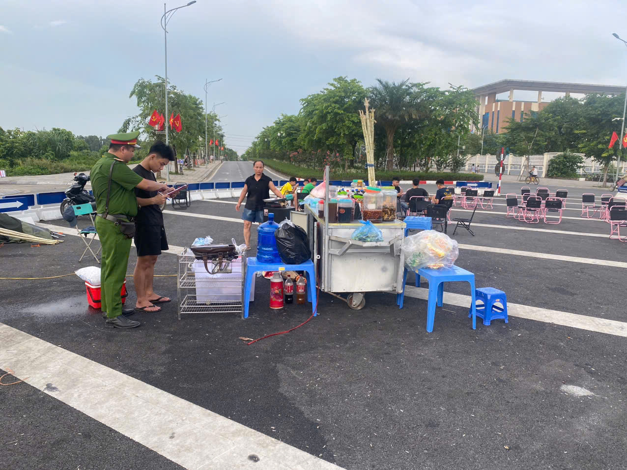 Tuyên truyền, xử lý nghiêm các trường hợp vi phạm trật tự đô thị tại Quảng trường vườn hoa Phùng Khắc Khoan
