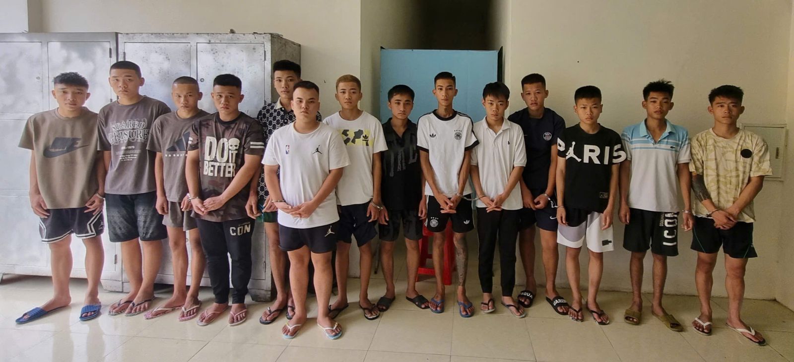Tạm giữ 14 đối tượng dùng hung khí gây thương tích 2 người đi đường