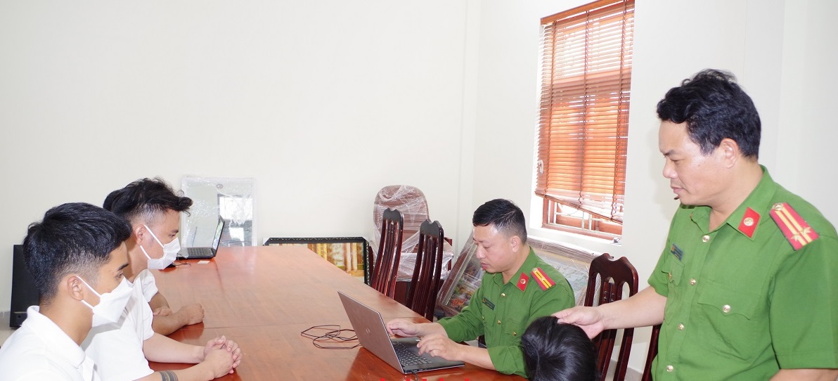 Điều tra nhóm thanh niên dàn 'cảnh nóng' trên chiếc xe ô tô màu đỏ