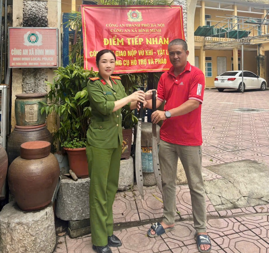 Vận động nhân dân giao nộp vũ khí, vật liệu nổ, công cụ hỗ trợ