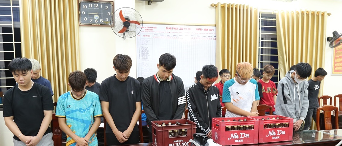 Triệu tập 2 nhóm thanh, thiếu niên vác hung khí gây "náo loạn" đường phố